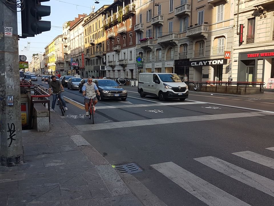 Realizzata ieri notte la prima #casaavanzata in P.zza Lima a #Milano introdotta col Decreto #19maggio Una linea di arresto #bici avanzata di 2-3 metri rispetto a alle auto per dare più sicurezza agli incroci Soluzione molto presente in Europa, richiesta da associazioni e comuni