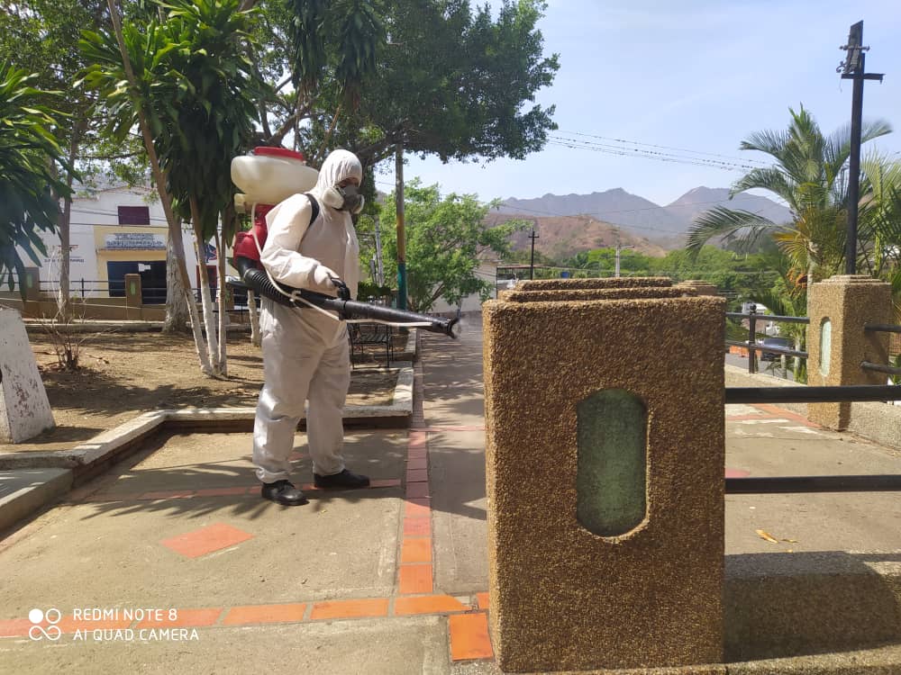 99Punto5's tweet photo. #ComandoVial🚁| #28May (1:25 p.m) Funcionarios de @pcaragua1 ejecutan un operativo de limpieza y desinfección en el municipio #SanCasimiro. Labores enmarcadas en el plan de prevención ante el #COVIDー19 en #Aragua #GMVVIndetenible https://t.co/x0r5nVkXVf