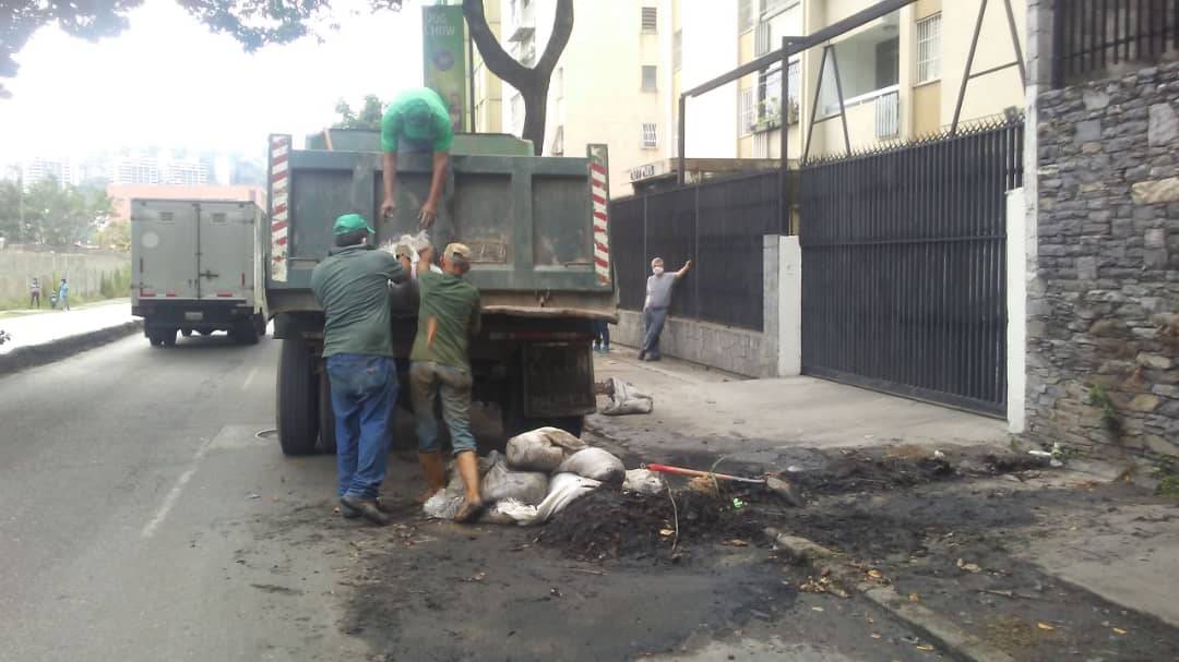 darwingonzalezp's tweet image. Luego de destapar el colector de aguas servidas que se encontraba obstruido en la Av. Principal de La Trinidad, hoy el equipo de infraestructura realizó la recolección de sedimentos y escombros en el lugar.