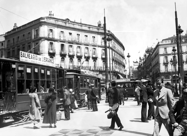 📷 #Madrid continuo trajín de viajeros en las diversas paradas de tranvías en la Puerta del Sol hace 85 años. #EFEfototeca