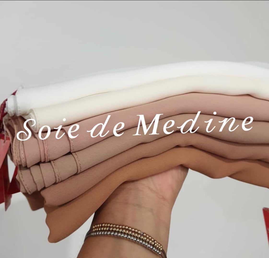 •𝒮𝑜𝒾𝑒 𝒹𝑒 𝑀𝑒𝒹𝒾𝓃𝑒•{La soie de Médine est un tissu luxe de haute qualité, il tient cette appellation "Soie de Medine" car il est composé de soie artificielle qui lui donne une douceur et un peu brillant Ce hijab est totalement opaque Il peut se porter sans bonnet}