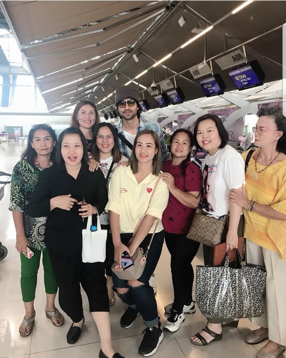 Fans came to airport to see him off and took pictures with him  #1YearOfHarshadChopdaInThailand