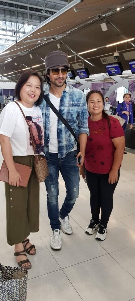 Fans came to airport to see him off and took pictures with him  #1YearOfHarshadChopdaInThailand