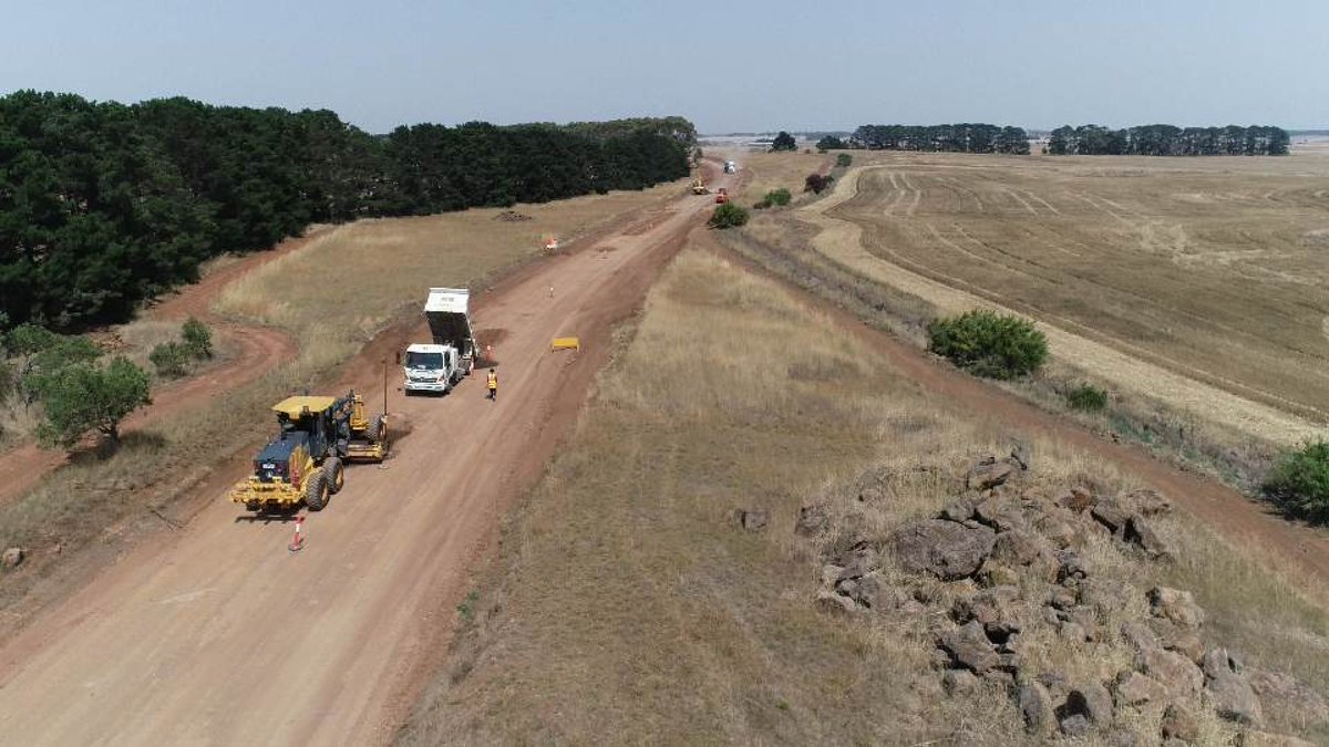 Locals who are unemployed are being encouraged to apply for 20 new jobs at Ararat Rural City Council under the State Government’s Working for Victoria fund.  For all the details, click / tap here 👉 bit.ly/2zCiIJy   We look forward to hearing from you!