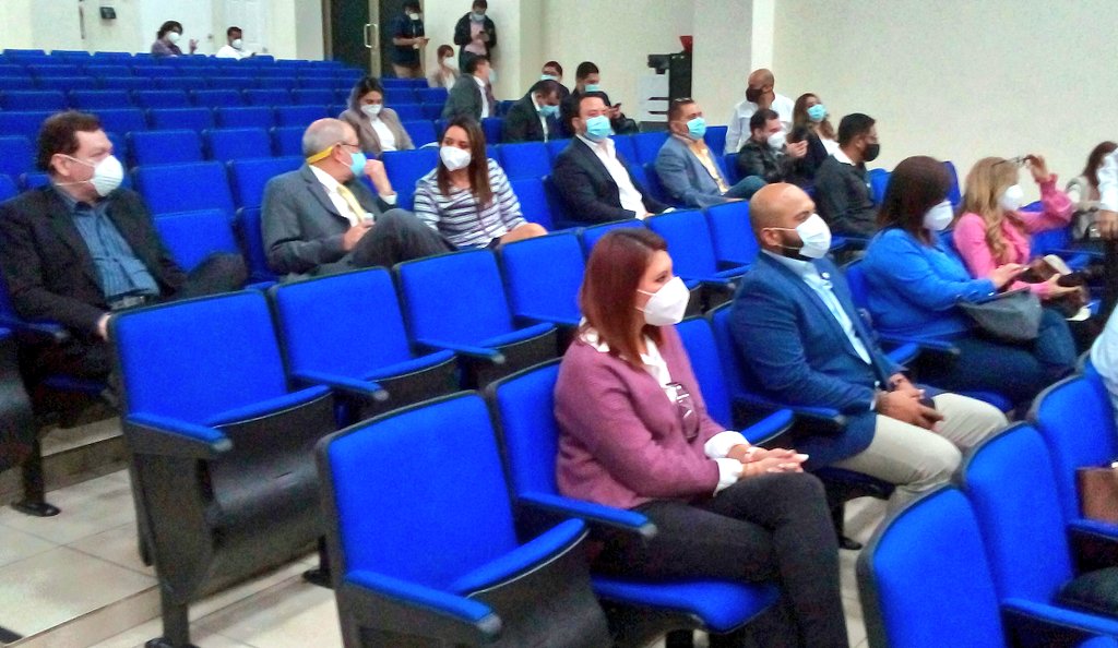 ElMundoSV's tweet photo. RT @OscarMachon: #AlertaCOVID19SV | Diputados de @ARENAfraccion, se hacen presentes al Auditorio de La Paz de @AsambleaSV, donde se reúne la Comisión Política con representantes del GOES. https://t.co/nU6oZnNO4g