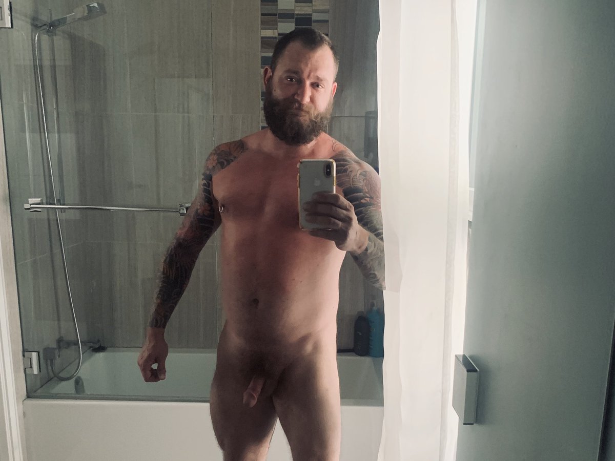 LiamGriffinXX's tweet photo. Big brother’s gonna take a shower, @F_Bradleyx. You gonna join? https://t.co/ErxgBMhCS7