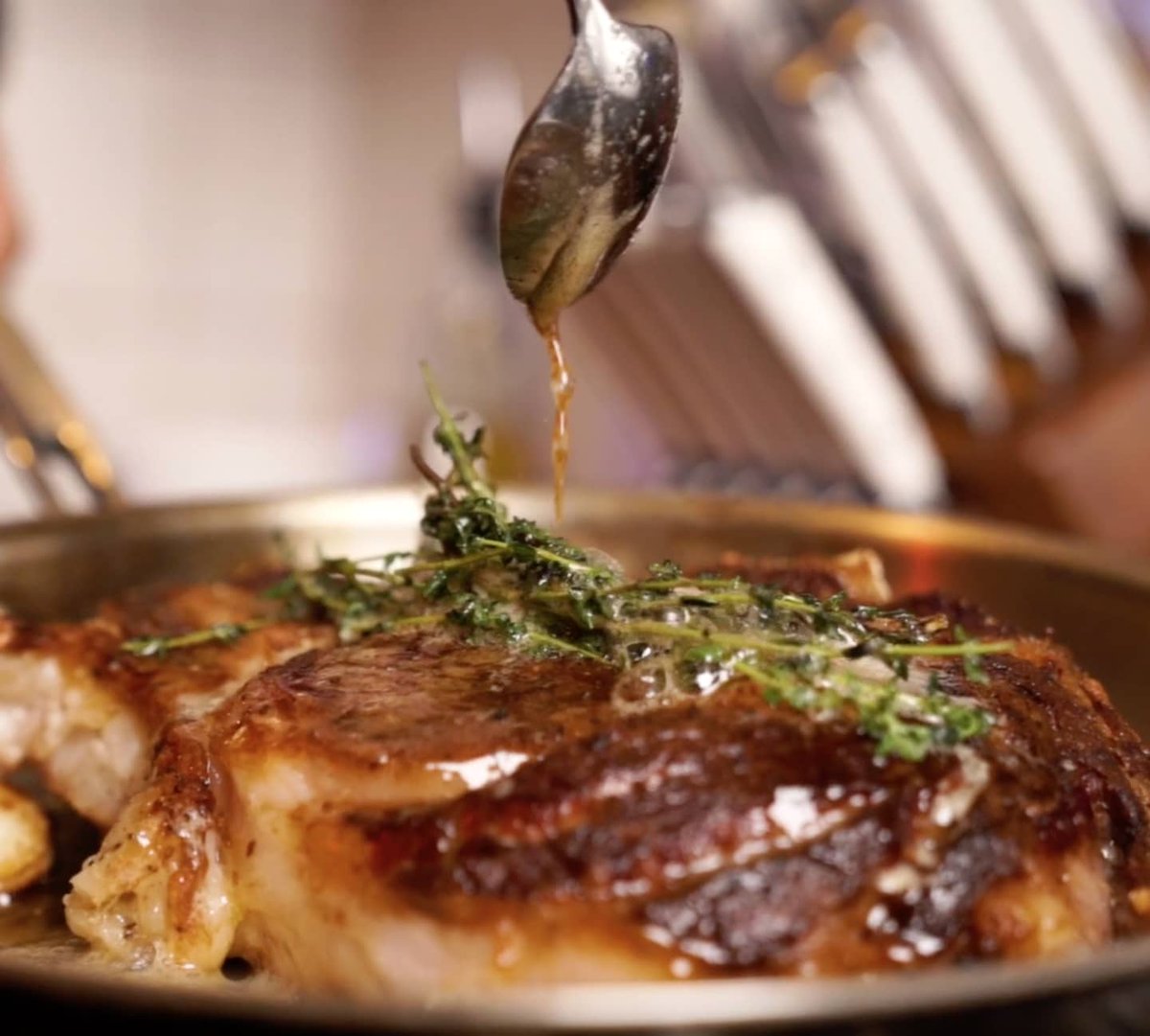 johnnybananas's tweet photo. Make MiSTEAKS 🥩👨‍🍳🍌
•
🔥SIZZLIN NEW EPISODE 🔥 Cooking in Quarantine Ep. 2 dropping TOMORROW!!! 36oz Ribeye with Red Wine reduction sauce 🥩👅 SUBSCRIBE https://t.co/Cs8UjQ6osI  #cookinginquarantine #chefbananas @foodnetwork https://t.co/JHbAKqtbWB