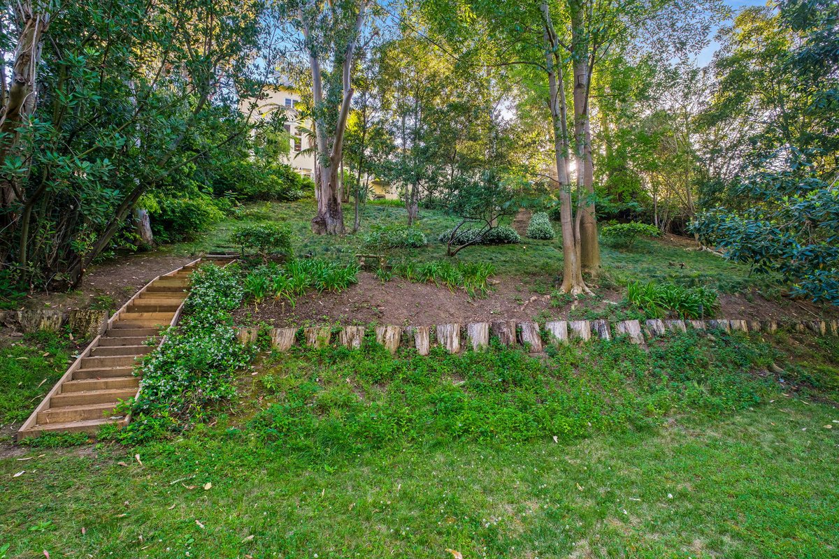 B A C K Y A R D  O A S I S 🌴 | Secluded beyond hedges within its own lush enclave, this #Brentwood estate sits on an expansive 23,000+ SF lot in a highly coveted and convenient neighborhood.

Visit 256northbarrington.com for more information. |  #realestate #luxuryhomes