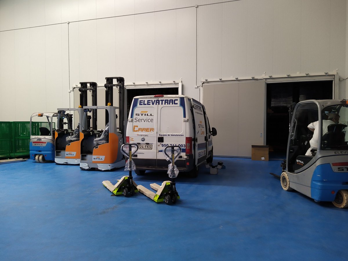 elevatrac2's tweet photo. Después de varios días de duro trabajo, ya hemos terminado de preparar los equipos para la pre-entrega de dos Retráctiles FM-X 14 con baterías de litio, 2 RX20-16 con Baterías Tensor Gel, 1 pinza Roller, 2 transpaletas manuales y fregadora Tennant 7T+.
¡Enhorabuena Equipo! https://t.co/U5Kp4KzBcU