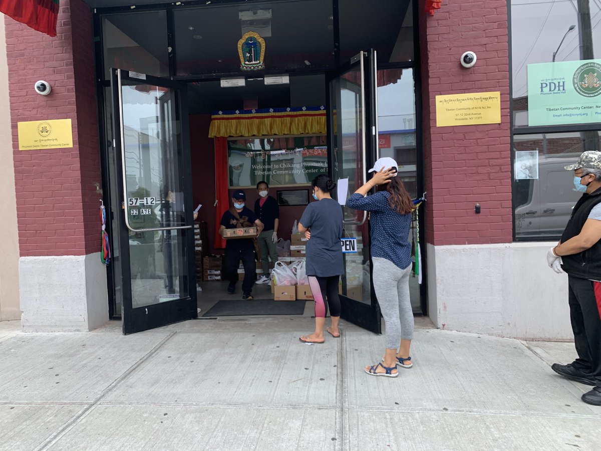 TCNYNJ1's tweet image. We were able to help 200 of our members and people in our neighborhood (a low-income &amp;amp; immigrant neighborhood) to provide some #freshtomatoes and #onions today. Thank you @QNS_Together for the generous donation. #Queensstrongertogether #BeatCOVID19 #tibetans