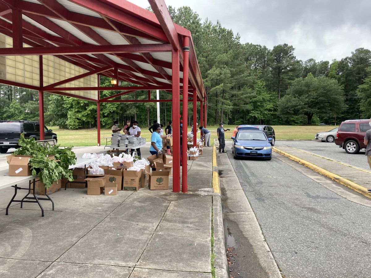 CarolinaNatalie's tweet photo. So thankful for the opportunity to volunteer this month with ⁦@bullcityschools⁩ Durham FEAST at Southern! We have the most amazing, caring volunteers! #NCED https://t.co/fpz0SufylL