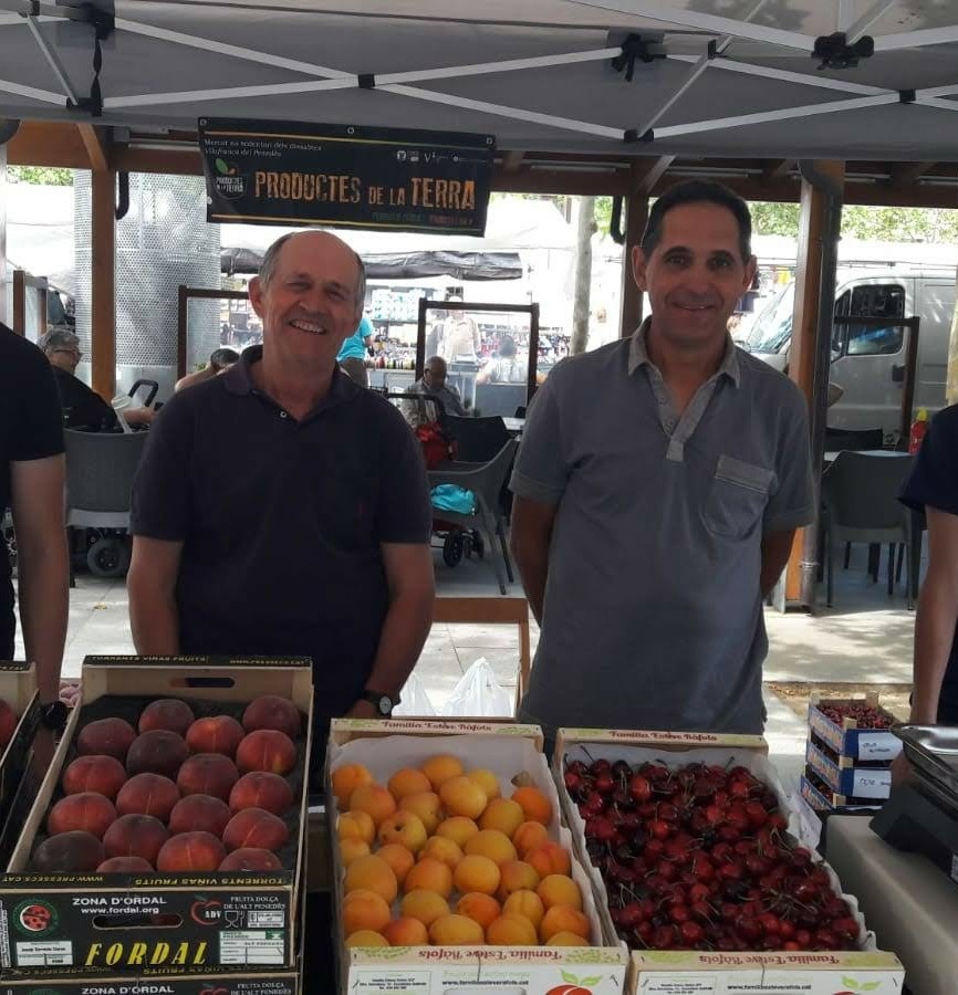 Ens alegra comunicar-vos q a partir d'aquest dissabte 30 de maig ens podreu trobar al mercat del dissabte a #Vilafranca 👏🎉🎉amb la nostra fruita (cireres,albercocs i els primers préssecs del #Penedès de la temporada!🍑🍒Us hi esperem! #fruitapenedès #fruitadeproximitat #FORDAL