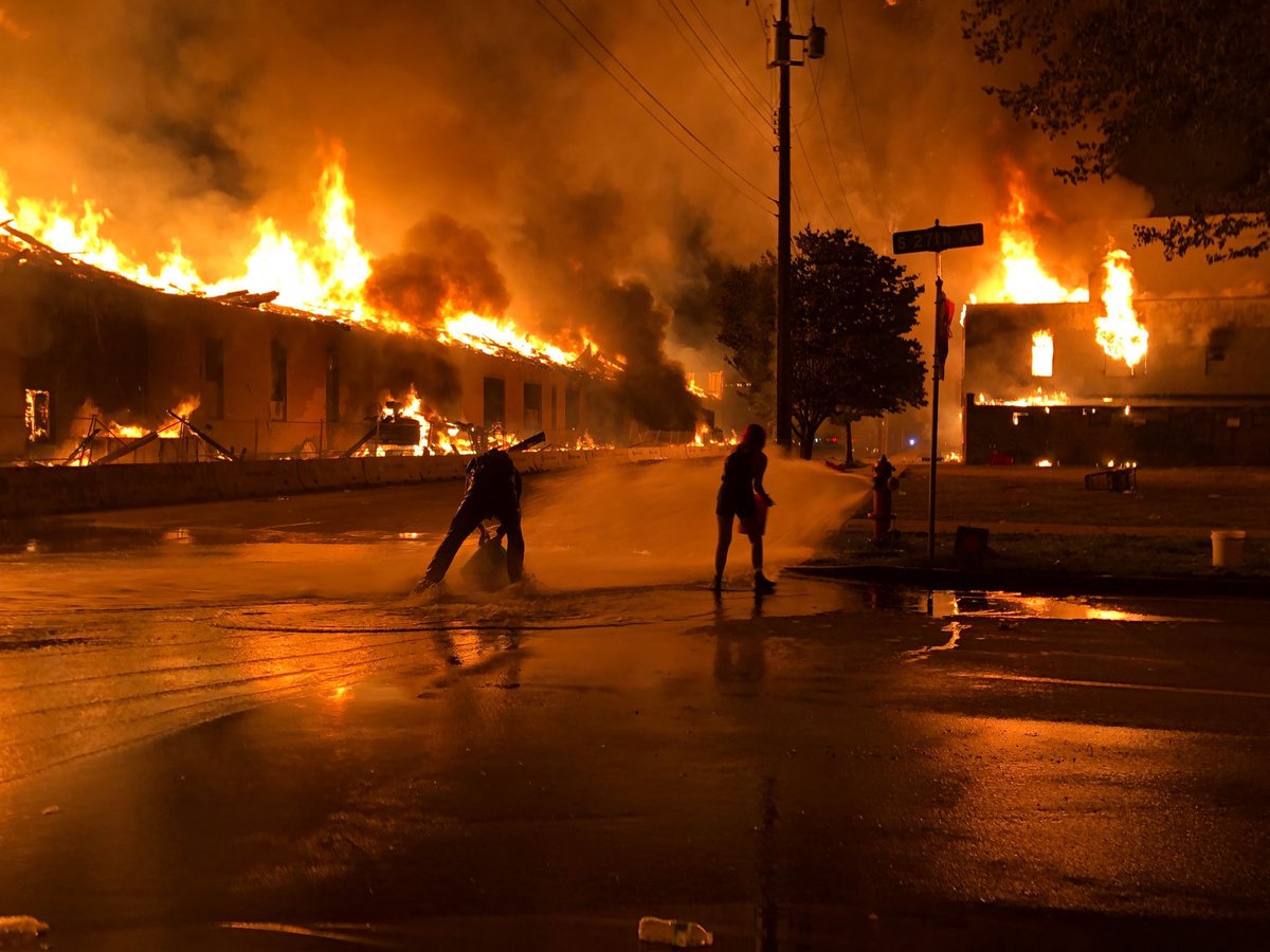 jfasciano6's tweet image. This picture can sum up my frustrations with #GeorgeFloyd being killed. May he have justice #JusticeForGeorgeFloyd