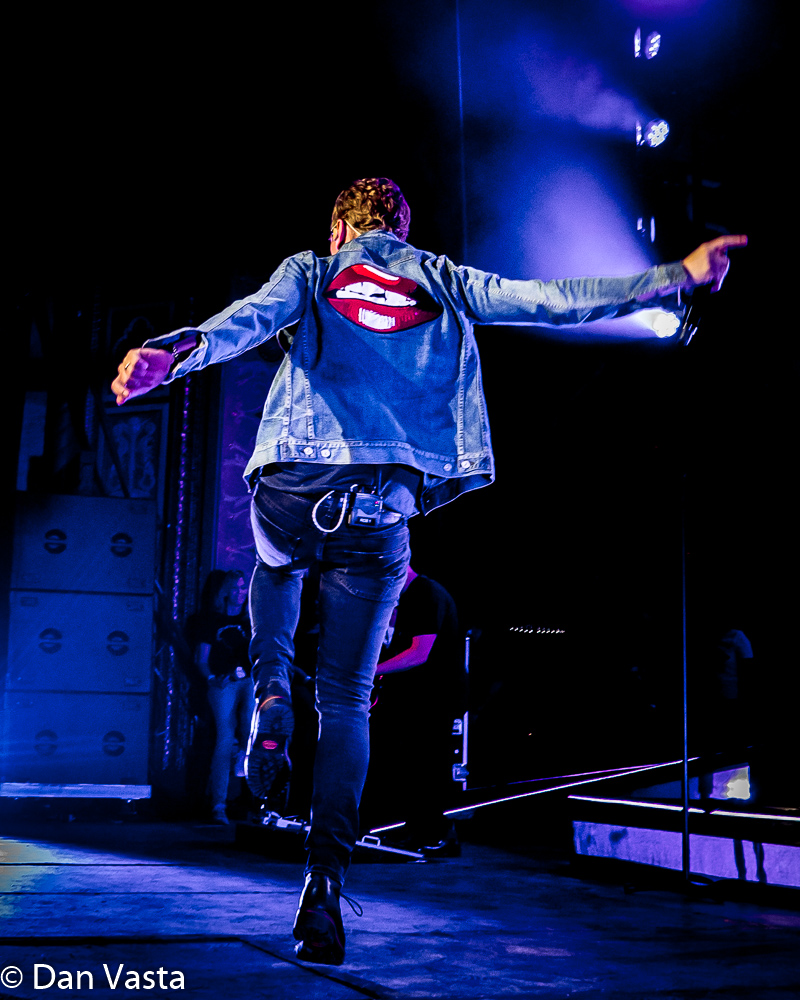 79Aspen's tweet photo. Think this fits for a #TBT "Praying that tomorrow I can do it all again. And if I get tomorrow, I will do it all again!!!" Pictures from the Red Banks show one year ago today #ChipToothTourRewind #ChipToothSmile #RobThomas #OneLessDay #VastaTour2019Rewind https://t.co/kFHB3bdOqo
