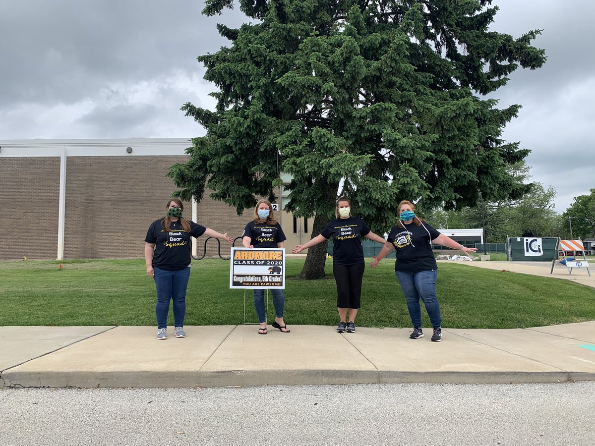 ardmoreschool4's tweet photo. Thank you PTA and 5th grade teachers for delivering signs to our 5th graders this morning!  So good to see them all! Good luck at Indian Trail!  We will miss you! https://t.co/YomwaNWfc3