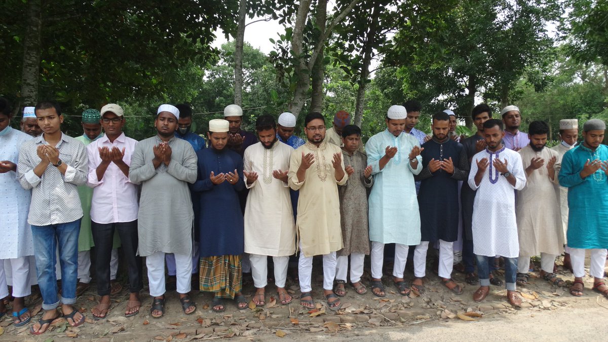 saadsarkar6's tweet photo. Visiting the grave of one of the martyrs of Islami Chhatrashibir, martyr Khalilur Rahman Mallik Bhai on the occasion of holy Eid-ul-Fitr. Accept Allah Tayala brother as a martyr. Amen https://t.co/7nHY68QPqd