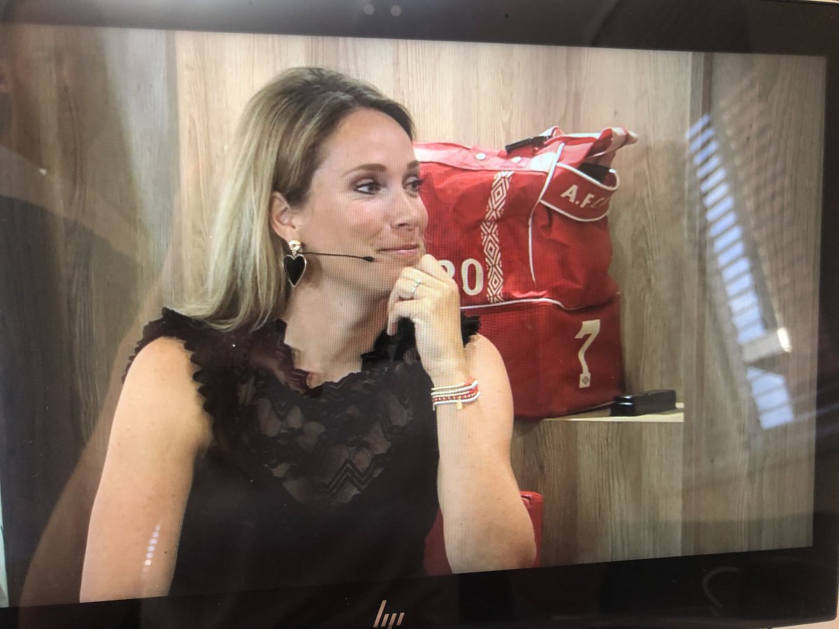 ManoukReimert's tweet photo. Op dit moment (online) samen met onze relaties aan het kijken naar Ajax Kleedkamerverhalen. Frank en Ronald de boer blikken terug op hun carrière en vertellen de mooiste anekdotes. #dichterbijajaxopafstandvanelkaar https://t.co/843IazabQM
