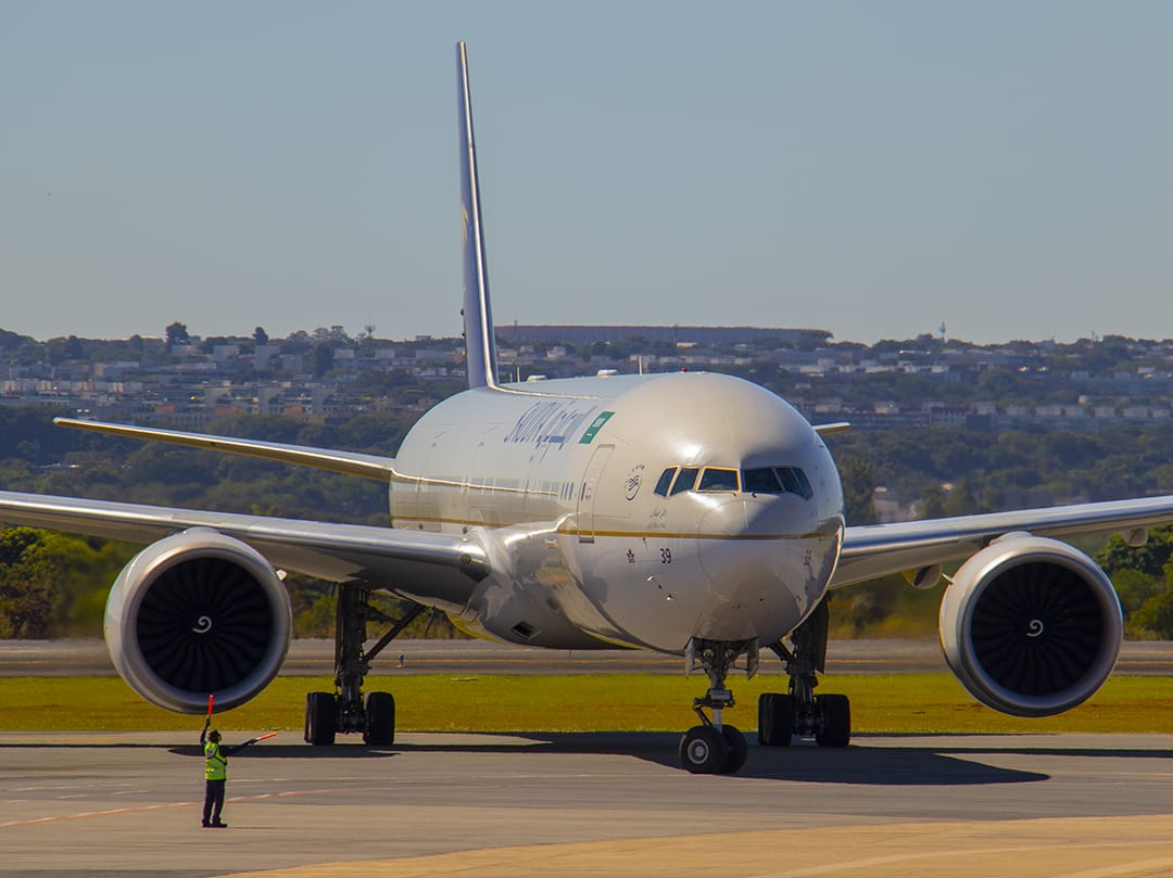 AeroportoBSB's tweet photo. Salaam Aleikum! Ou em árabe: ٱلسَّلَامُ عَلَيْكُمْ 
Hoje recebemos direto das arábias e pela 1ª vez por aqui a companhia aérea saudita, Saudia!
A aeronave que pousou no #AeroportoBSB foi um Boeing 777, mas também atende por incrível Triple Seven! Mashallah!
 📸: Raphael Silveira https://t.co/da7fonaClX