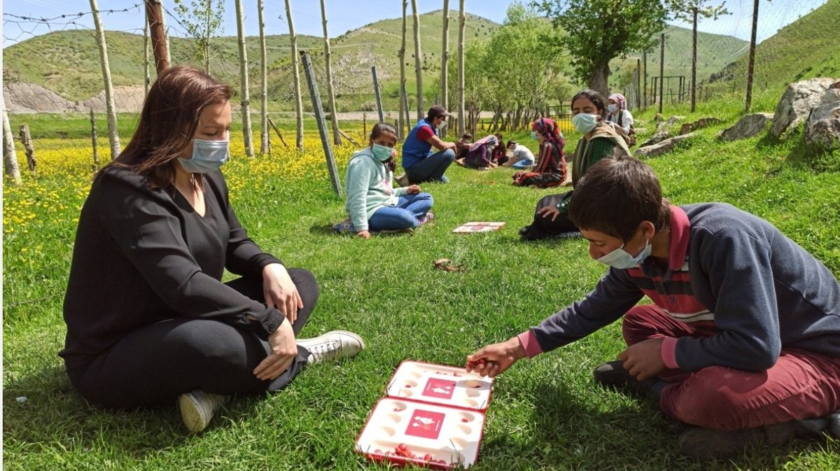 Tatvanmem's tweet photo. ilçemizde görev yapan Mihraç KULU, eski görev yeri olan Yoncabaşı Köyü’ndeki eski öğrencilerine ve köy çocuklarına Çarşamba günleri 11.00-15.00 saatleri arasında getirilen sokağa çıkma serbestliğinde mangala turnuvası düzenliyor. Hocamızı tebrik ediyoruz. https://t.co/C34MRfYyQb