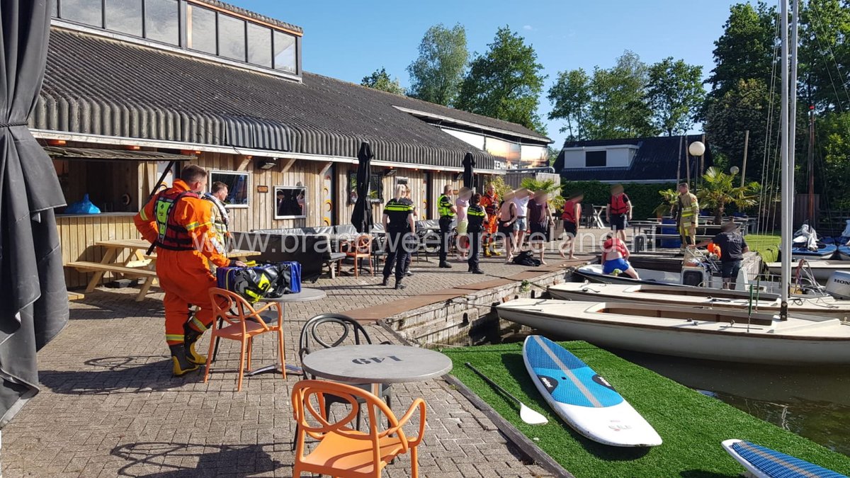 brw_sgraveland's tweet photo. Vanavond om 17:35 uur werden we gealarmeerd voor een #zeilbootje die was omgeslagen op de #Zuwe in #Kortenhoef. De opvarenden waren daarbij in het water terecht gekomen. Bij onze aankomst bleek iedereen al te zijn opgepikt door een andere boot en konden wij weer retour post. https://t.co/5qcwjIbjcD