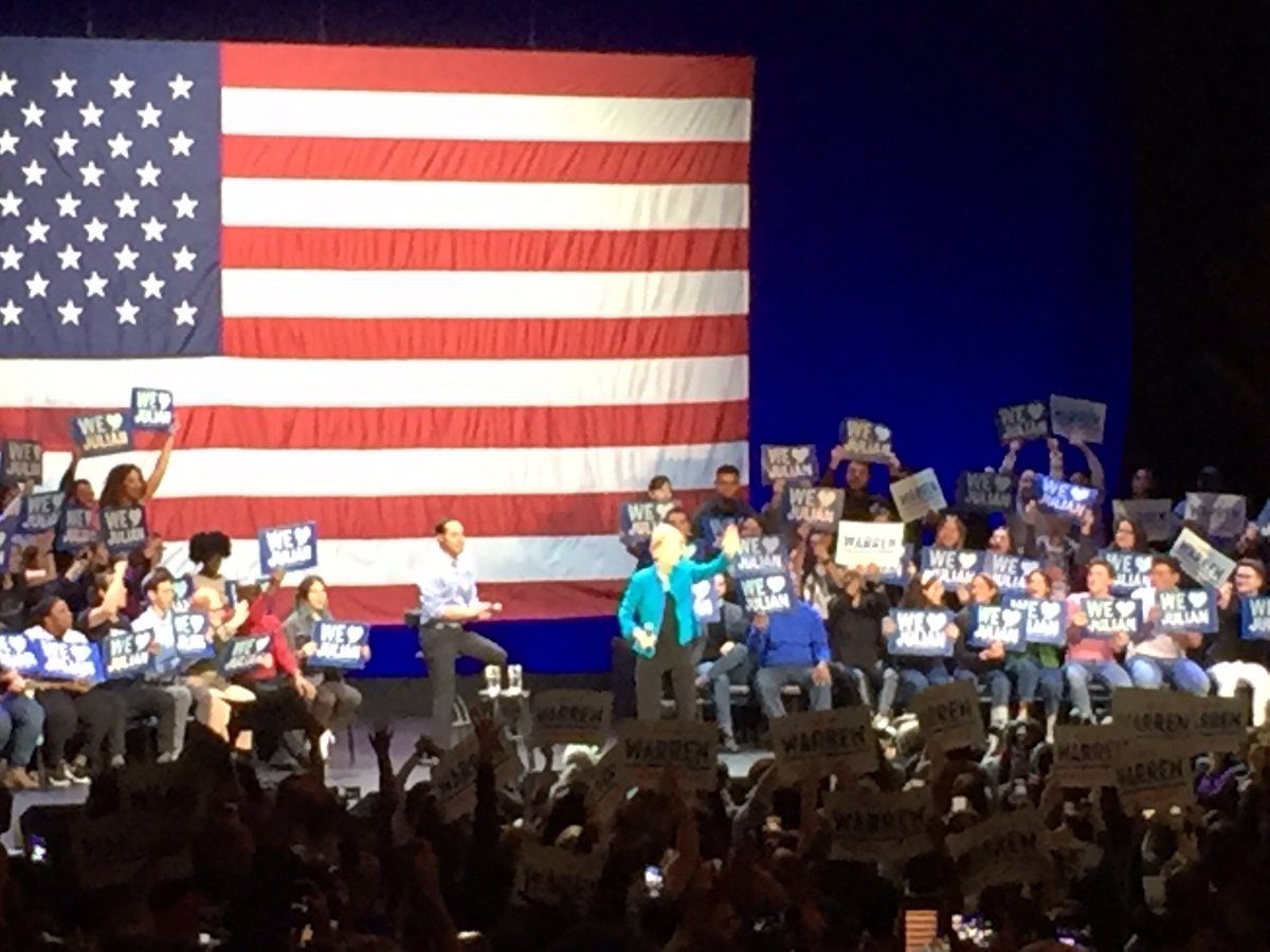 tomochs's tweet photo. Check out @ewarren and @JulianCastro live on IG right now! Great seeing those two together again, would have loved a #WarrenCastro ticket this year! What a pleasure to see them at Kings Theatre in Brooklyn this year. @TheStagmania @Liat_RO @elizaorlins @TeamWarren https://t.co/5CNekQ2QO8