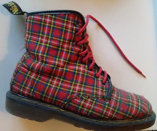 PunkCharming80s's tweet photo. #80sPopCultureChallenge Day 14 Favourite 80s Fashion
Another epic challenge - there were so many rad fashion trends in the glorious #80s. But, I think my most endearing &amp; enduring (I still wear them today!) fashion are my #docs. I wear them to all my #PunkCharming book signings. https://t.co/COnMxgUg5t