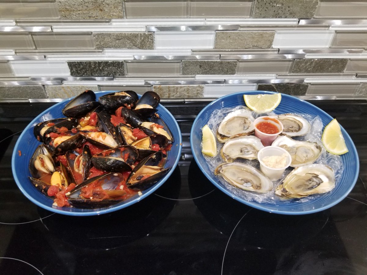 AlexanderLim15's tweet photo. A delicious lunch of steamed PEI mussels in tomato garlic sauce and half priced oysters on the half shell from @MermaidAnOyster - great job, guys! Highly recommend this Oakville seafood restaurant! Friendly staff too! #ACTakeoutToTakeoff https://t.co/unf8YY7URS