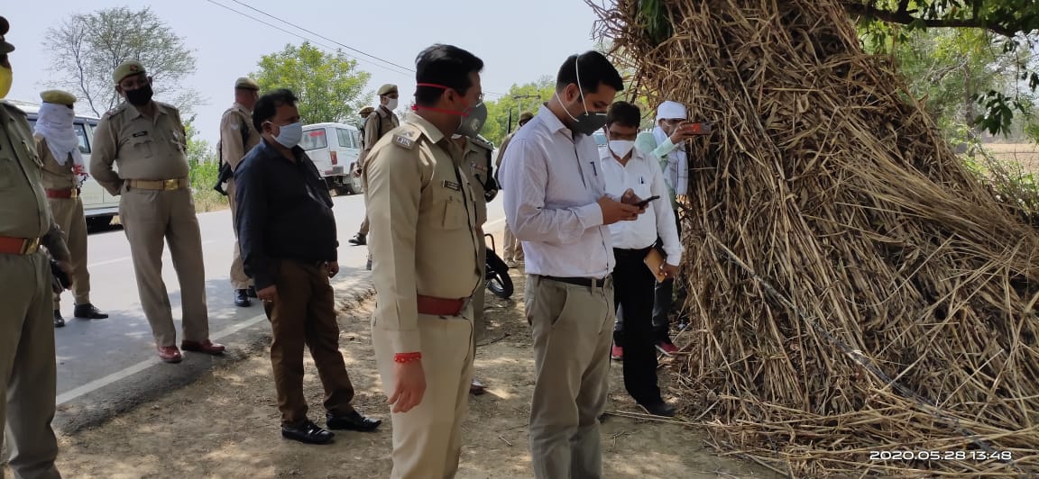 dmJalaun's tweet photo. "जनपदवासियों से अनुरोध हैं कि कृपया #SocialDistancing का पूर्ण ध्यान रखें"
#IndiaFightsCorona
#CCCMission
#ControlCoronaWithCoOperation
#JalaunFights
#MaintainSocialDistancing
#StayHomeStaySafe
#DistrictAdministrationAtYourService https://t.co/xkjQh5kmyj