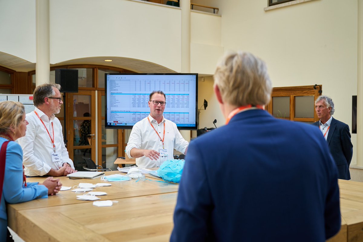 mjrijn's tweet photo. Top dat het LCH binnen 1,5 week 100.000 pakketten gevuld heeft met persoonlijke beschermingsmiddelen, die mantelzorgers kunnen gebruiken voor de zorg aan coronapatiënten. Deze pakketten kunnen sinds 11-5 worden aangevraagd als ze zorgen voor een naaste met (symptomen van) corona. https://t.co/VhxVZTU4mb