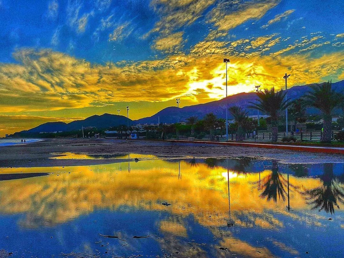 Els colors del cel al terra... Foto: @domipar46 Los colores del cielo en el suelo... Foto: @domipar46 #hospitaletdelinfant #lhospitaletdelinfant #costadaurada #catalunyaexperience #marimuntanya #watercolorpainting