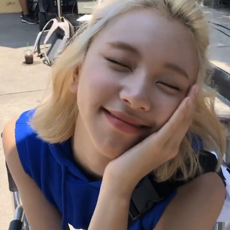 chaeypics's tweet photo. blonde cutie chaeng https://t.co/v9C9PxT5Qx