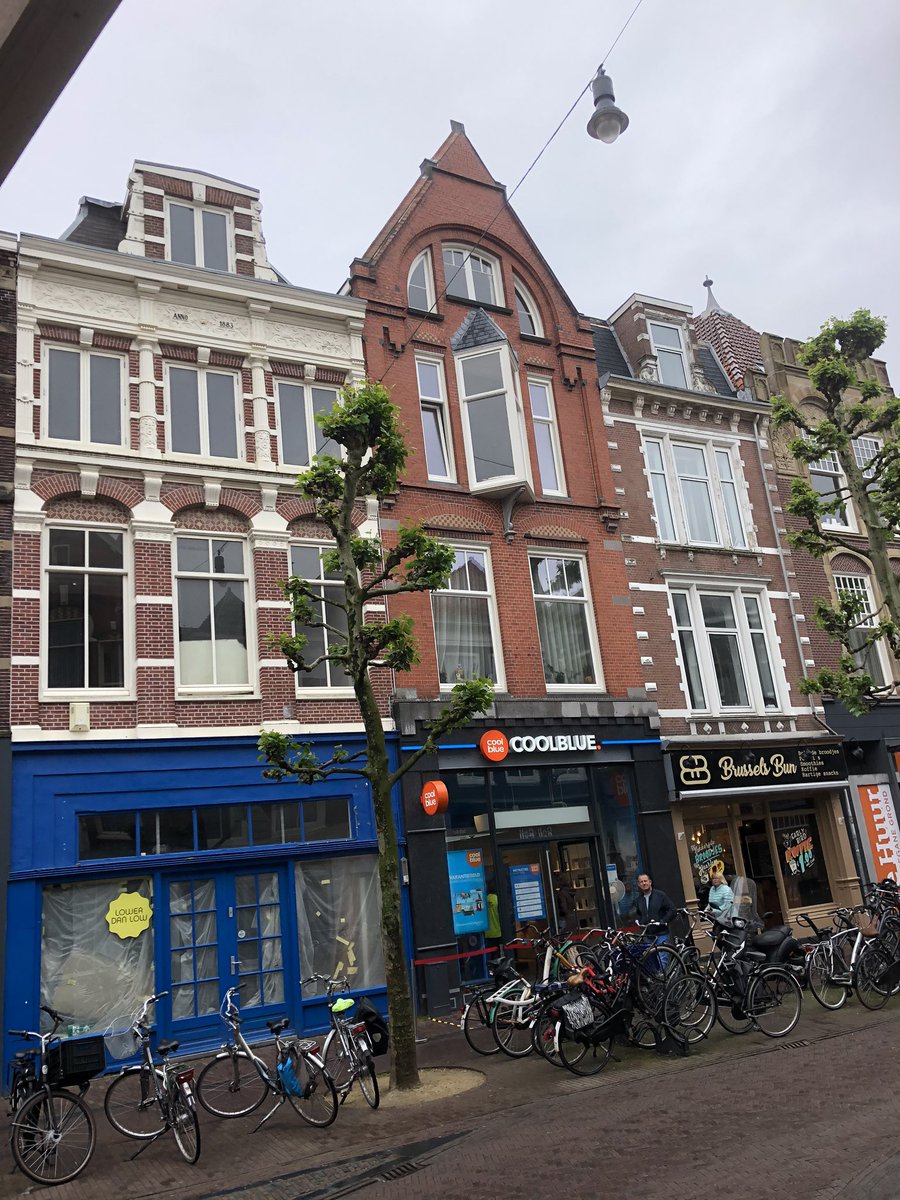 Op enig moment moet een onverlaat op de idee gekomen zijn, dat oude binnenstadspanden prima tot winkels verbouwd kunnen worden door historische gevels van een strakke pui te voorzien. Niks architectonische schoonheid en heelheid. En gemeentes gingen massaal akkoord. Blijkbaar