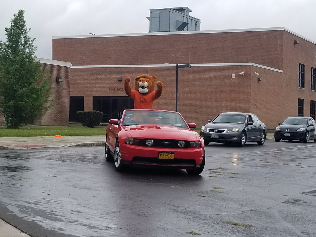 esinski's tweet photo. Great @WellsvilleCSD Elementary School Parade! Thank you for showing your #WESOnePride https://t.co/30XySwVoOf