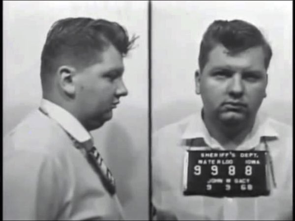 En août 1967, Gacy viola Donald Vorhees, un de ses employés de 15 ans, et le paya pour son silence et pour continuer de l’agresser à nouveau par la suite.C’est en 1968, après des mois de calvaire que le jeune garçon dénonça John…