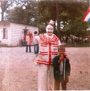 C’est alors qu’il a commencé en parallèle, son métier de clown… Ils ont commencé à l'embaucher pour des fêtes, des anniversaires et il a commencé à avoir beaucoup de travail. Son nom était "POGO le clown" et il était vraiment aimé de tous.