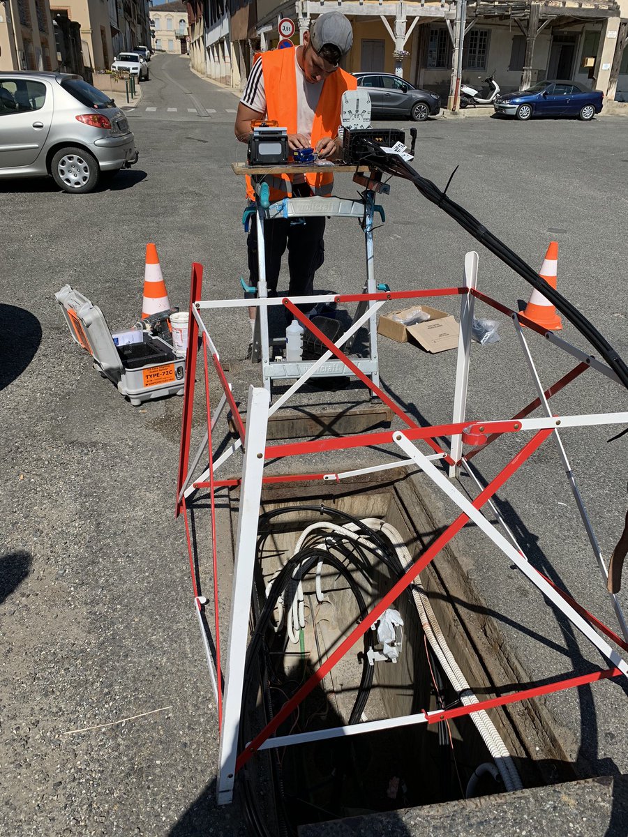 GascogneFtth's tweet photo. @jpsalers Président de @GersNumerique visite les travaux #fibre de sa ville de cœur #Saramon. En route pour les premiers clients fin de l’été J-100 👍.
Merci 👏👏à tous nos partenaires Engie, Cavenco, Allegri TP présents sur ce secteur. @LeGers32 @lejournaldugers @ladepeche_32 https://t.co/jxE7zhDNth
