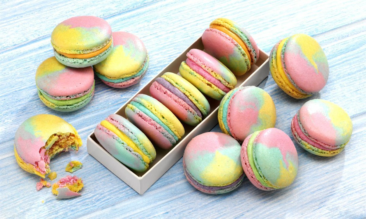 wenystern's tweet photo. Para un trabajo de #ilustración, tenia que hacer un #diseñotextil y pues, tenia ganas de hacer algo con comida y escogí unos #rainbowmacarons y 1 hoodie (2 bc no me decidía y why not?), salí de mi zona de confort e hice la ilustración 100% en #photoshop y la verdad se ve cute ^^ https://t.co/oNuRqh4sDi