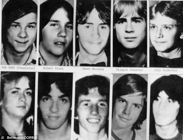 Que s’est-il passé ?Entre 1972 et 1978, John Wayne Gacy a assassiné + de 33 jeunes et enfants, pour lesquels il a été condamné à mort. Après plusieurs années de procès, il a été exécuté en 1994 par injection létale avant de prononcer ses derniers mots « Kiss my ass »