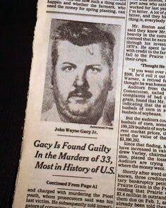 Que s’est-il passé ?Entre 1972 et 1978, John Wayne Gacy a assassiné + de 33 jeunes et enfants, pour lesquels il a été condamné à mort. Après plusieurs années de procès, il a été exécuté en 1994 par injection létale avant de prononcer ses derniers mots « Kiss my ass »