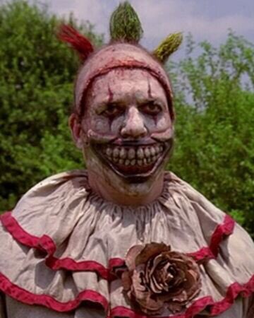 John Wayne Gacy a également inspiré le personnage « Twisty le Clown Tueur » dans la série American Horror Story (cette série>>) et principalement le film « ça » où « Grippe-sou » est habillé avec un costume fortement inspiré de celui de Pogo.