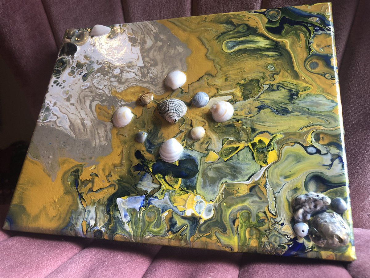 jadesartbox's tweet photo. Just finished up this Day at the Beach ! My first attempt at mixed media w/paint pouring 💕  #acylicpainting #pourpainting #mixedmedia #seashells https://t.co/0iyoILSZOO