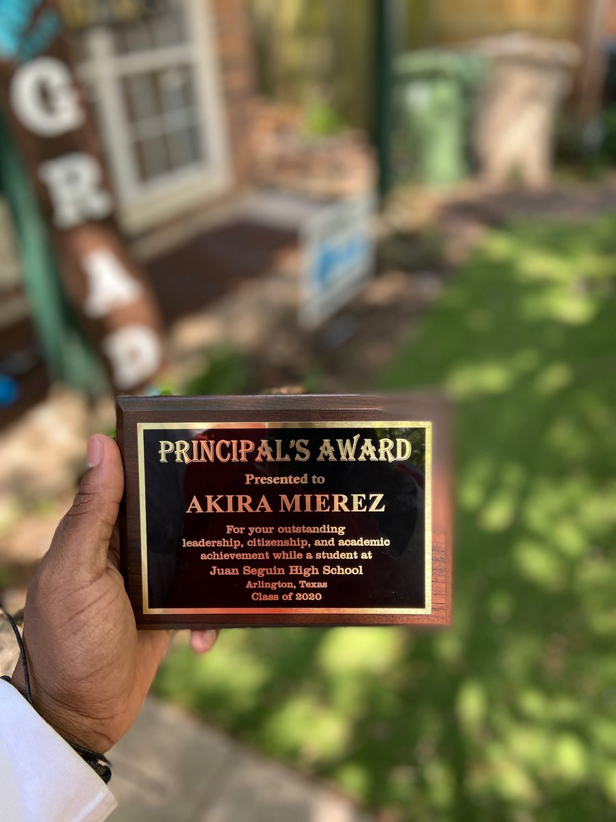 AkiraMierez's tweet photo. Blessed and honored to receive the Principal’s Award 🙏🏾 thank you @BordenPrincipal and everyone else at @JuanSeguinHS 🤍🖤💙 https://t.co/D9EDpv8VEj