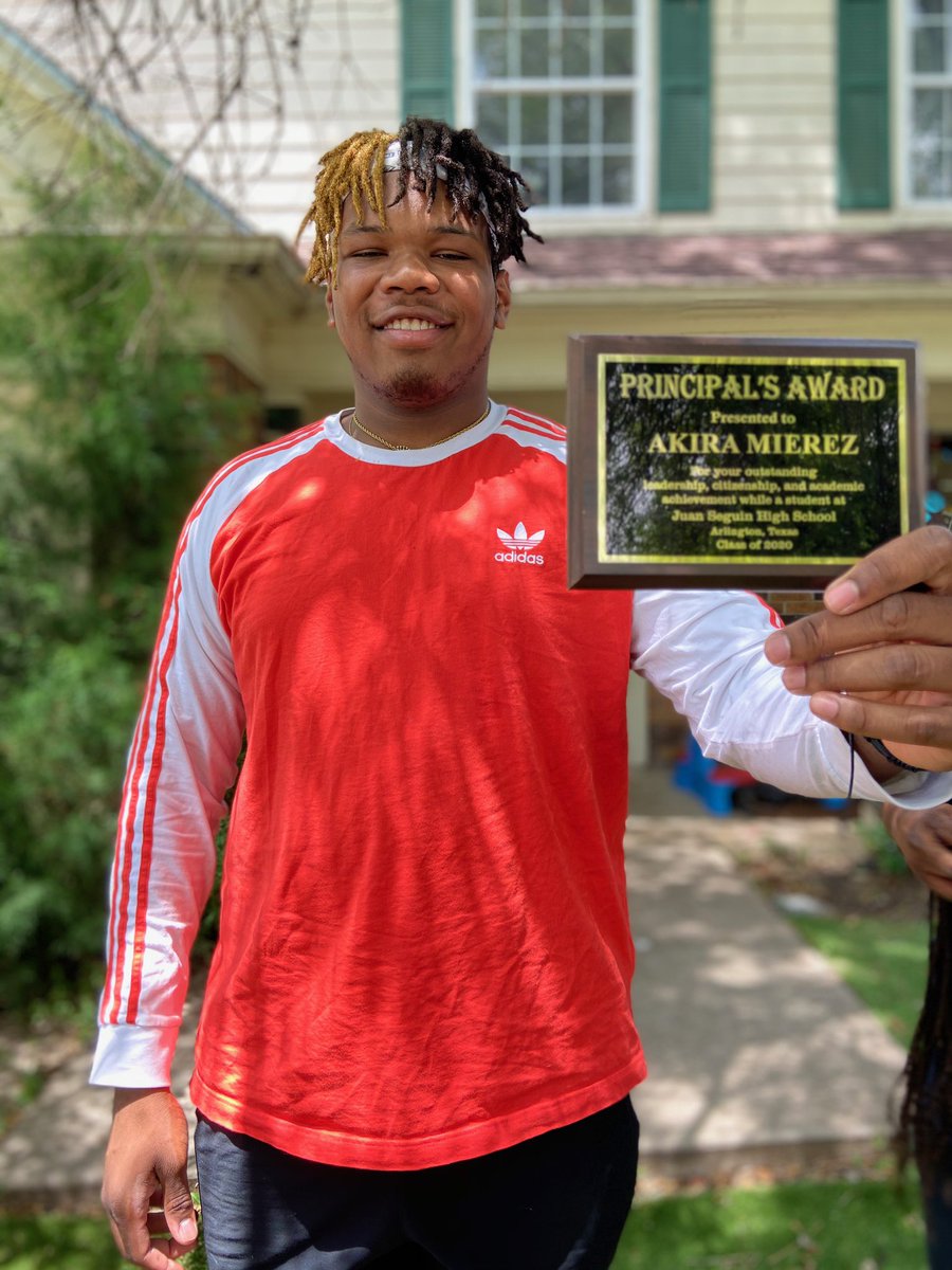 AkiraMierez's tweet photo. Blessed and honored to receive the Principal’s Award 🙏🏾 thank you @BordenPrincipal and everyone else at @JuanSeguinHS 🤍🖤💙 https://t.co/D9EDpv8VEj
