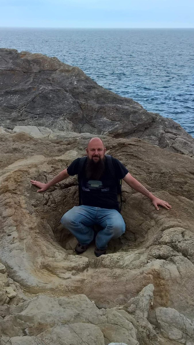 BeardedUniverse's tweet photo. Just chilling in the remains of a 140 million year old fossilised tree stump. #fossils #explore #adventure #dorset #fossilforest https://t.co/PdPUPkSAVB