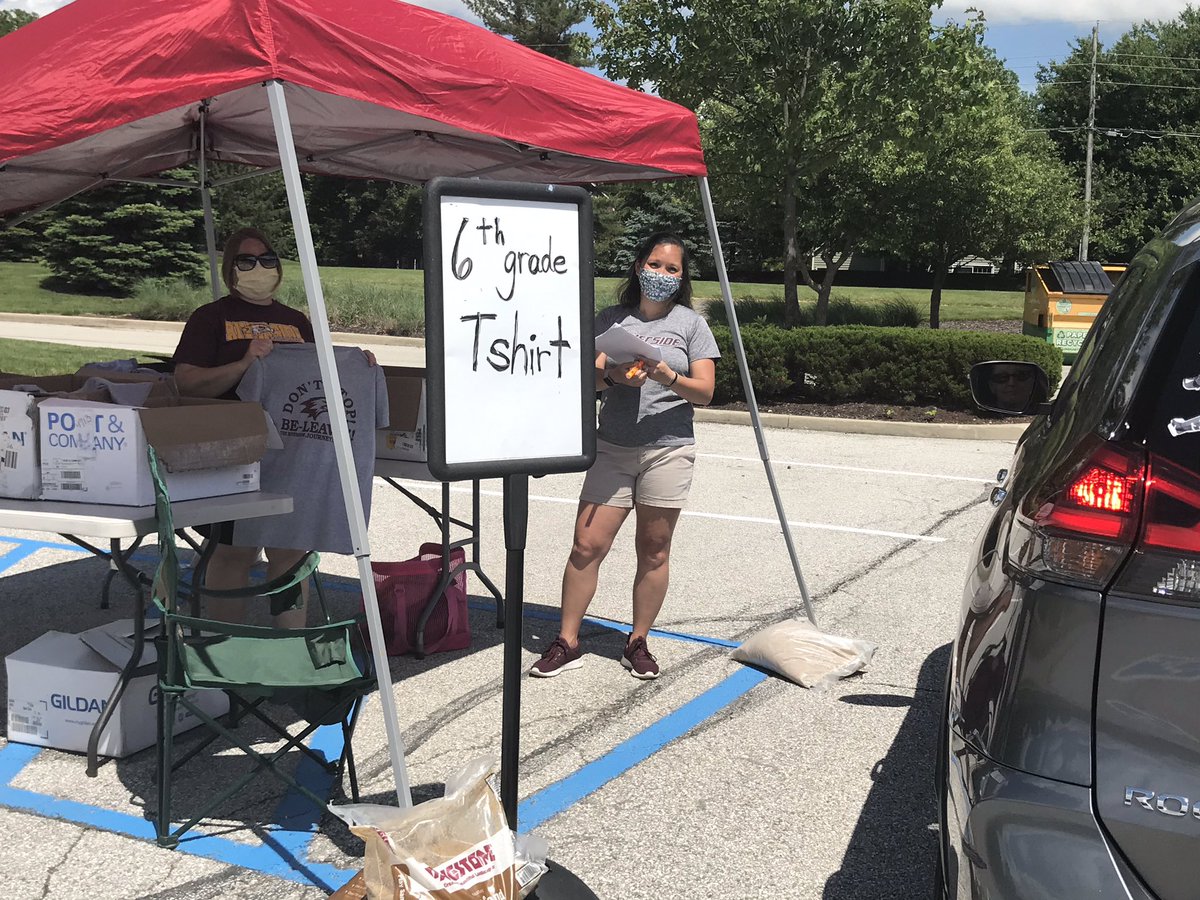 ChrisBLarson's tweet image. Celebrating our 6th graders during EOY Item Drop Off @RSIHawks @LisaKavanaugh1