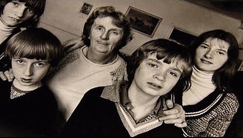 L’histoire commence en 1977 dans la petite ville d’Enfield en Angleterre. Peggy Hodgson élève seule ses quatres enfants dans une petite maison rue de Green Street: l’aînée Margaret de 13 ans, Janet 11 ans, Johnny 10 et le cadet Billy âgé de 7 ans