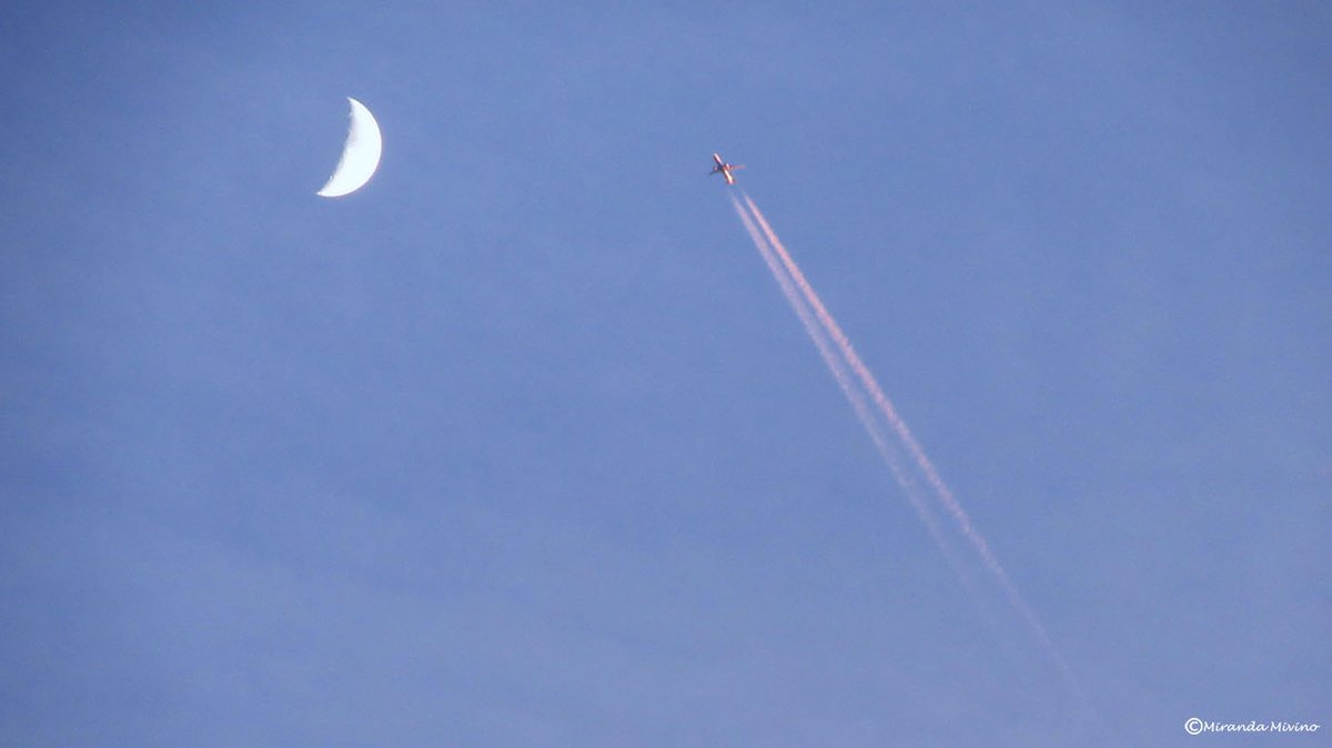 MirandaMivino's tweet photo. Oh yeahhhh 😀"Right By The Moon" - K.Barre 🎧
Helaas niet met de Canon gemaakt maar toch nog een leuke pica geworden 😊📸
https://t.co/C4szTwiI1C
#plane #sunset #moon #genieten #enjoythelittlething https://t.co/pgCoib6Keh