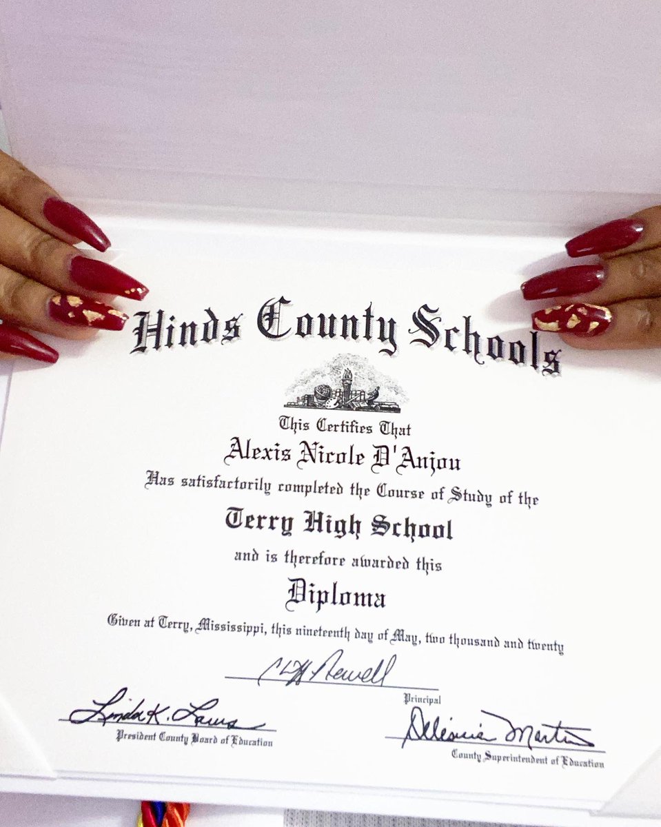 _CuteFaceLex's tweet photo. #CuteFaceLex here ππ IM DONE WITH HIGH SCHOOL π€ͺππ€π½π₯Ίβ€οΈ Proud of MYSELF π€©π₯³. #2020Graduate #USM24 https://t.co/vkcJK2oQSZ