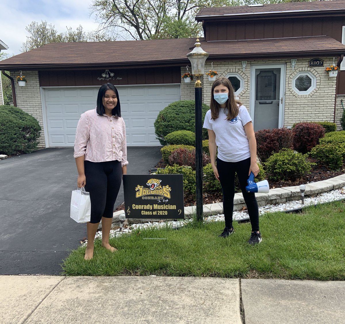 MsClipperBand's tweet image. So proud of all the Conrady Band students who are graduating today!! They are such wonderful people, students, and musicians and I can’t wait to see where life takes them next. Congratulations @conradyjaguars!!