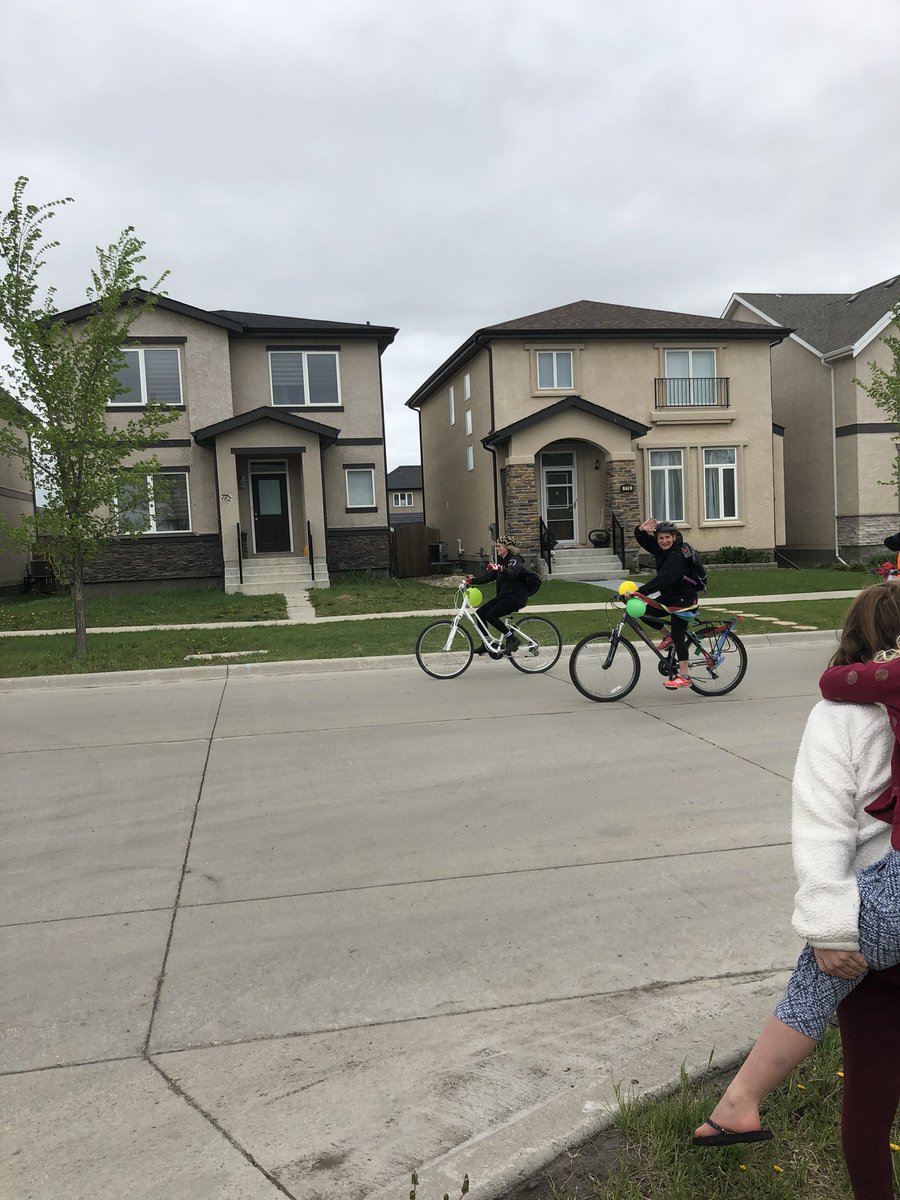 PerchalukT's tweet photo. @burlandLRSD Thank you for the uplifting parade for your students! Great job on your continued support and learning for our children 💕 https://t.co/ZClm7wNpz9